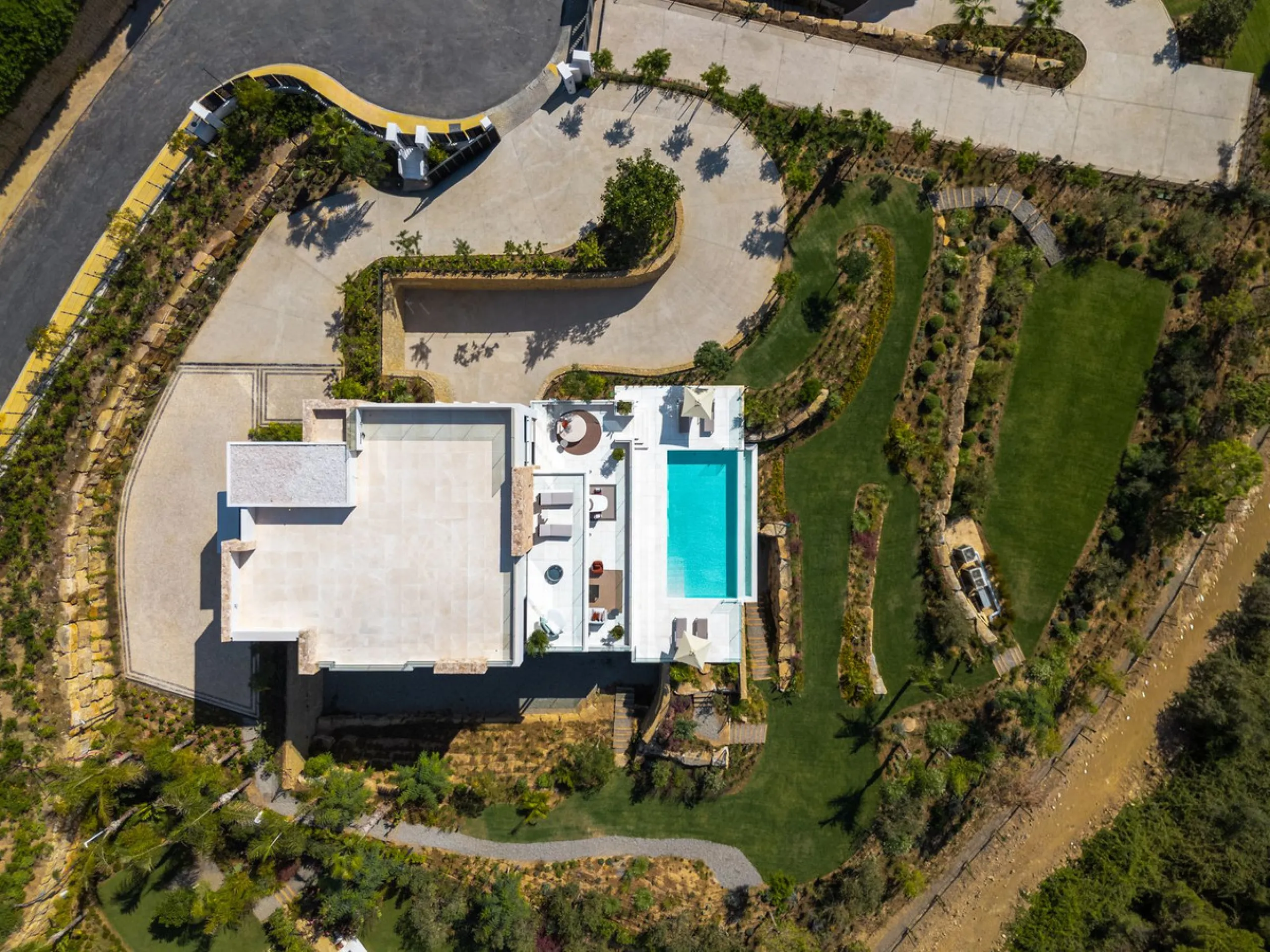 Zeitgenössische Designervilla mit Spa im Marbella Hill Club