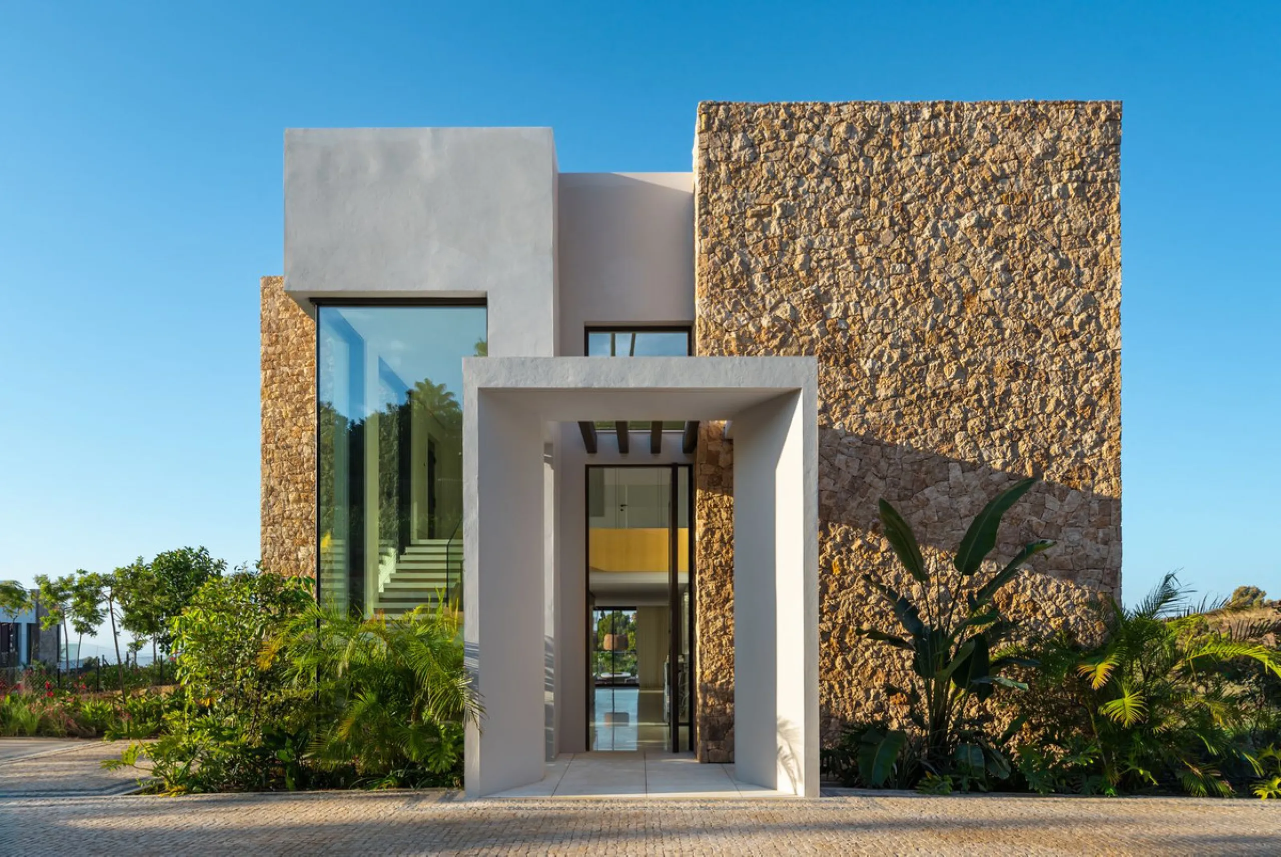 Zeitgenössische Designervilla mit Spa im Marbella Hill Club