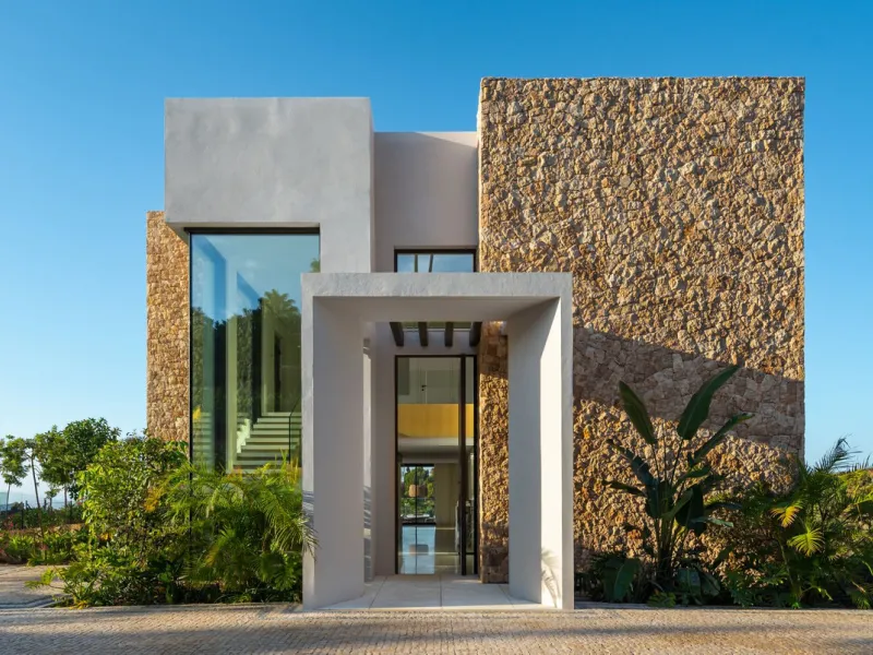 Zeitgenössische Designervilla mit Spa im Marbella Hill Club
