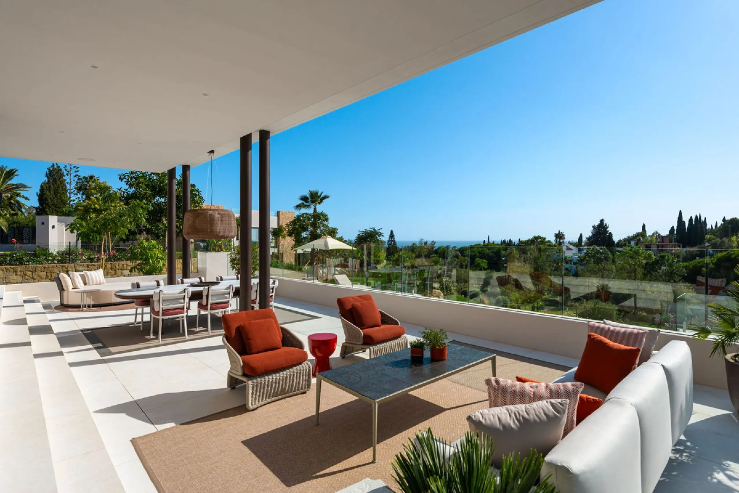 Zeitgenössische Designervilla mit Spa im Marbella Hill Club