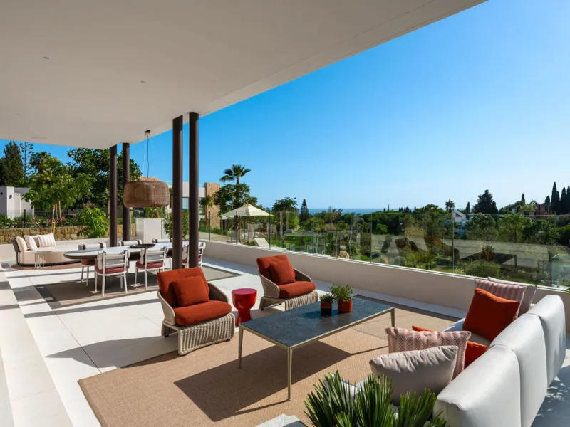 Zeitgenössische Designervilla mit Spa im Marbella Hill Club