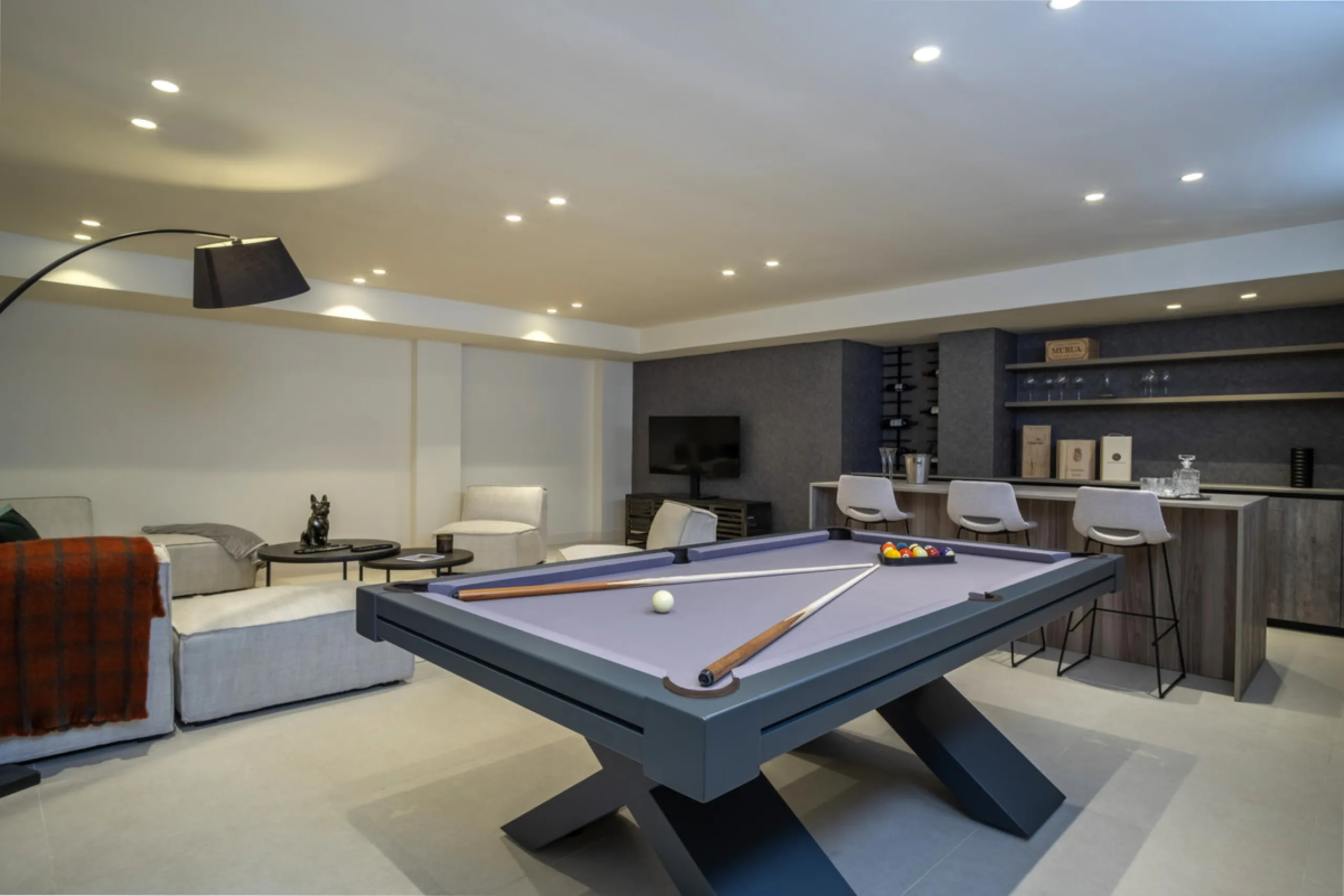 *** Spectacular Luxury Detached Villa on The New Golden Mile, Estepona *** Corner: Maximum Privacy *** 5 Bedrooms and 4 Bathrooms *** Spacious Terraces *** Private Garden with Jacuzzi and Swimming Pool *** BAsement with Windows and Bathroom *** Beachfront
