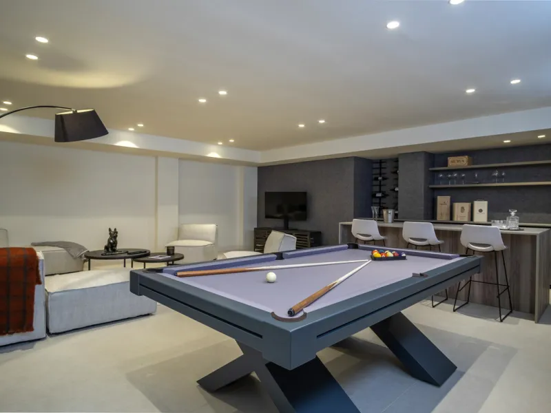 *** Spectacular Luxury Detached Villa on The New Golden Mile, Estepona *** Corner: Maximum Privacy *** 5 Bedrooms and 4 Bathrooms *** Spacious Terraces *** Private Garden with Jacuzzi and Swimming Pool *** BAsement with Windows and Bathroom *** Beachfront