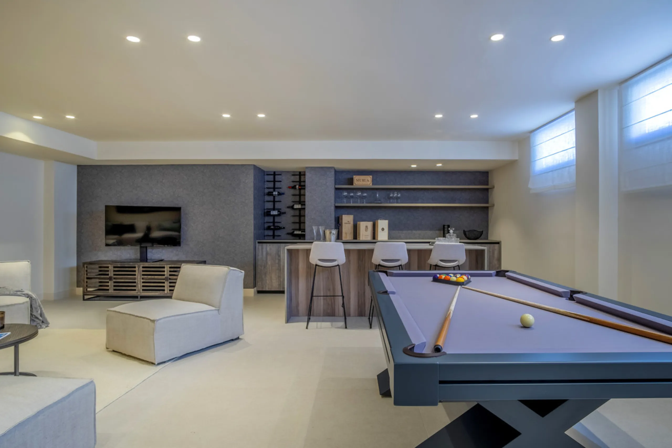 *** Spectacular Luxury Detached Villa on The New Golden Mile, Estepona *** Corner: Maximum Privacy *** 5 Bedrooms and 4 Bathrooms *** Spacious Terraces *** Private Garden with Jacuzzi and Swimming Pool *** BAsement with Windows and Bathroom *** Beachfront