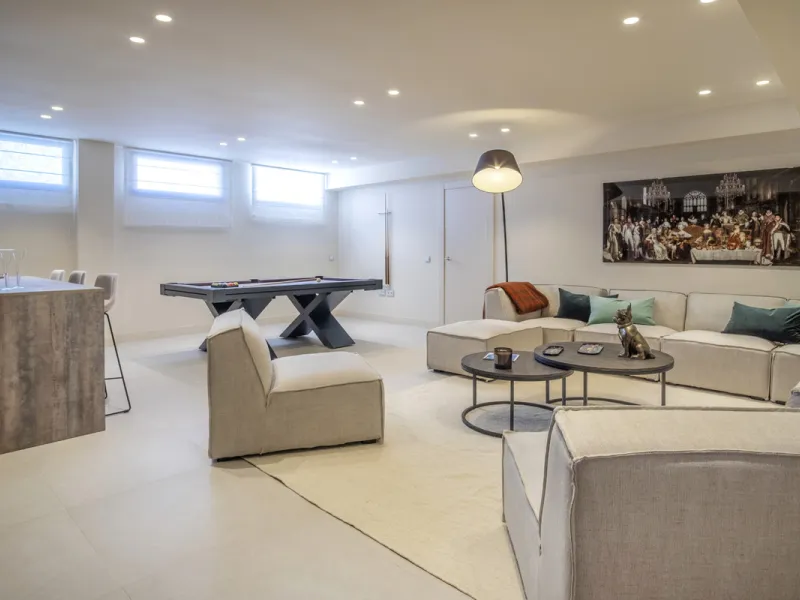 *** Spectacular Luxury Detached Villa on The New Golden Mile, Estepona *** Corner: Maximum Privacy *** 5 Bedrooms and 4 Bathrooms *** Spacious Terraces *** Private Garden with Jacuzzi and Swimming Pool *** BAsement with Windows and Bathroom *** Beachfront
