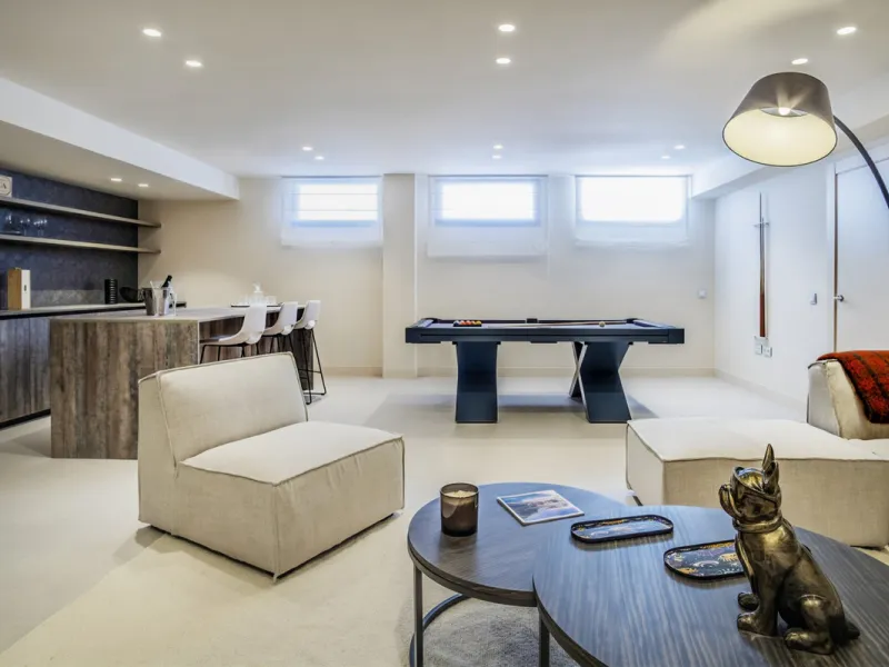 *** Spectacular Luxury Detached Villa on The New Golden Mile, Estepona *** Corner: Maximum Privacy *** 5 Bedrooms and 4 Bathrooms *** Spacious Terraces *** Private Garden with Jacuzzi and Swimming Pool *** BAsement with Windows and Bathroom *** Beachfront