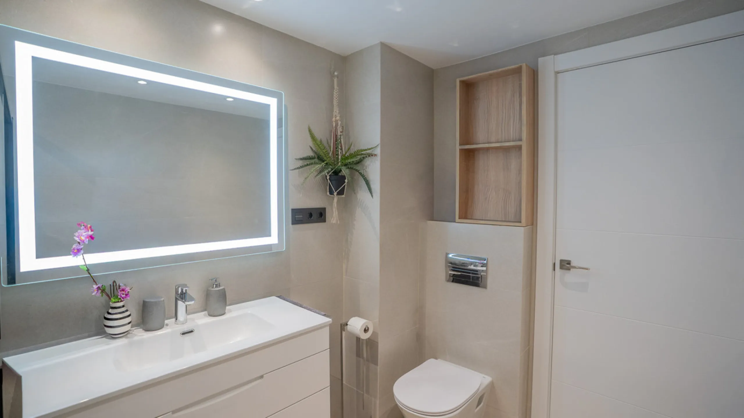 Apartment - Middle Floor Apartment в продаже в Marbella, Málaga. В доме 2 спален и 2 ванных комнат. Площадь дома 92 м²