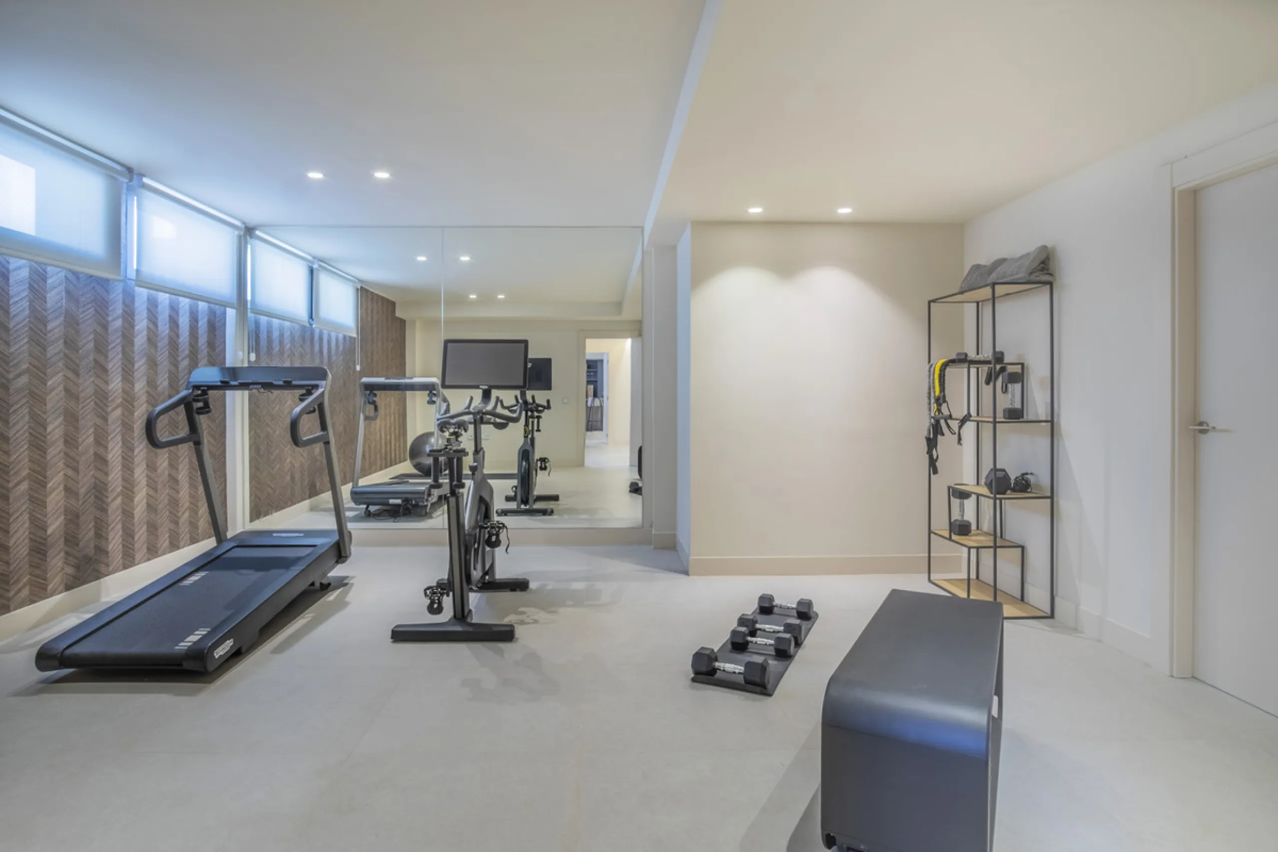 *** Spectacular Luxury Detached Villa on The New Golden Mile, Estepona *** Corner: Maximum Privacy *** 5 Bedrooms and 4 Bathrooms *** Spacious Terraces *** Private Garden with Jacuzzi and Swimming Pool *** BAsement with Windows and Bathroom *** Beachfront
