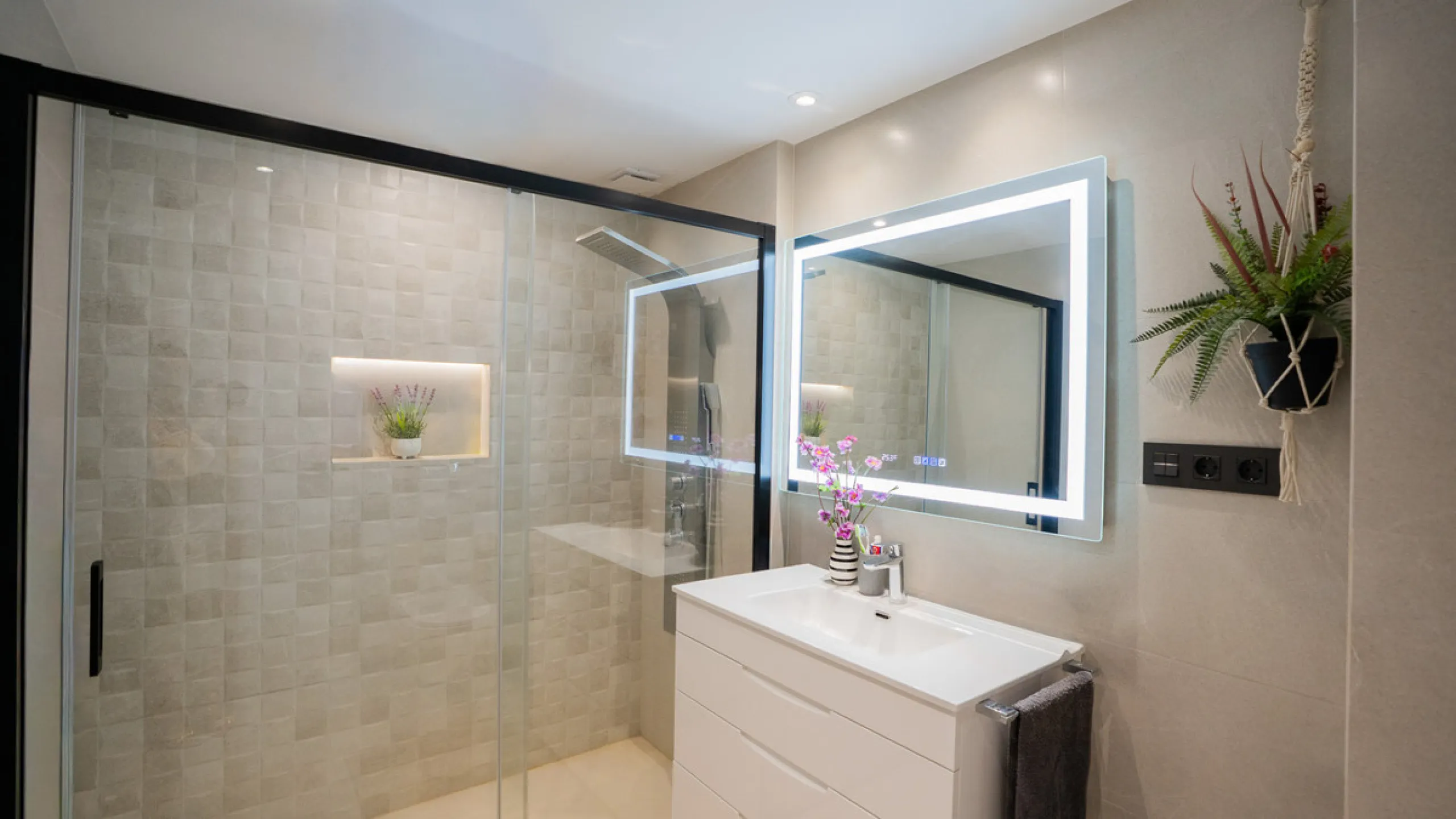 Apartment - Middle Floor Apartment в продаже в Marbella, Málaga. В доме 2 спален и 2 ванных комнат. Площадь дома 92 м²