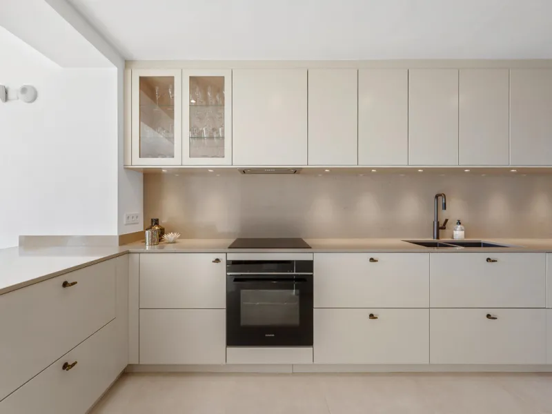 Experience elevated living in this stunning duplex penthouse located in the heart of Aloha, Marbella — one of Nueva Andalucía's most desirable neighborhoods. Spanning 320 m² across two spacious floors, this home blends contemporary elegance with exception