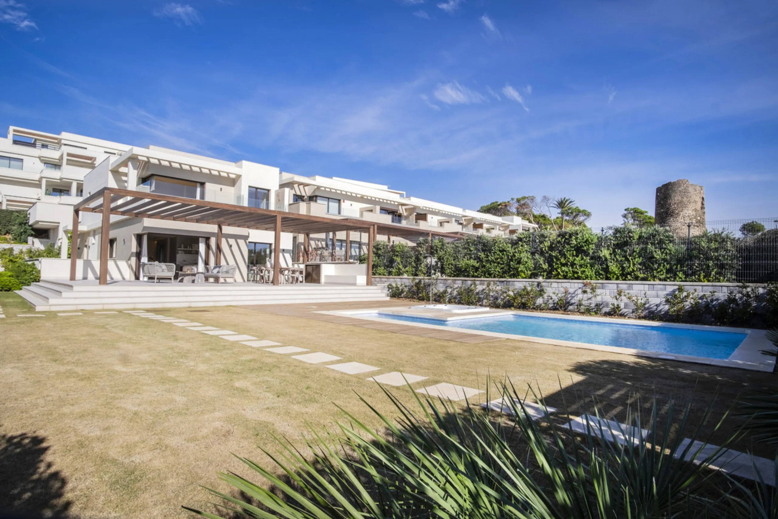 *** Spectacular Luxury Detached Villa on The New Golden Mile, Estepona *** Corner: Maximum Privacy *** 5 Bedrooms and 4 Bathrooms *** Spacious Terraces *** Private Garden with Jacuzzi and Swimming Pool *** BAsement with Windows and Bathroom *** Beachfront