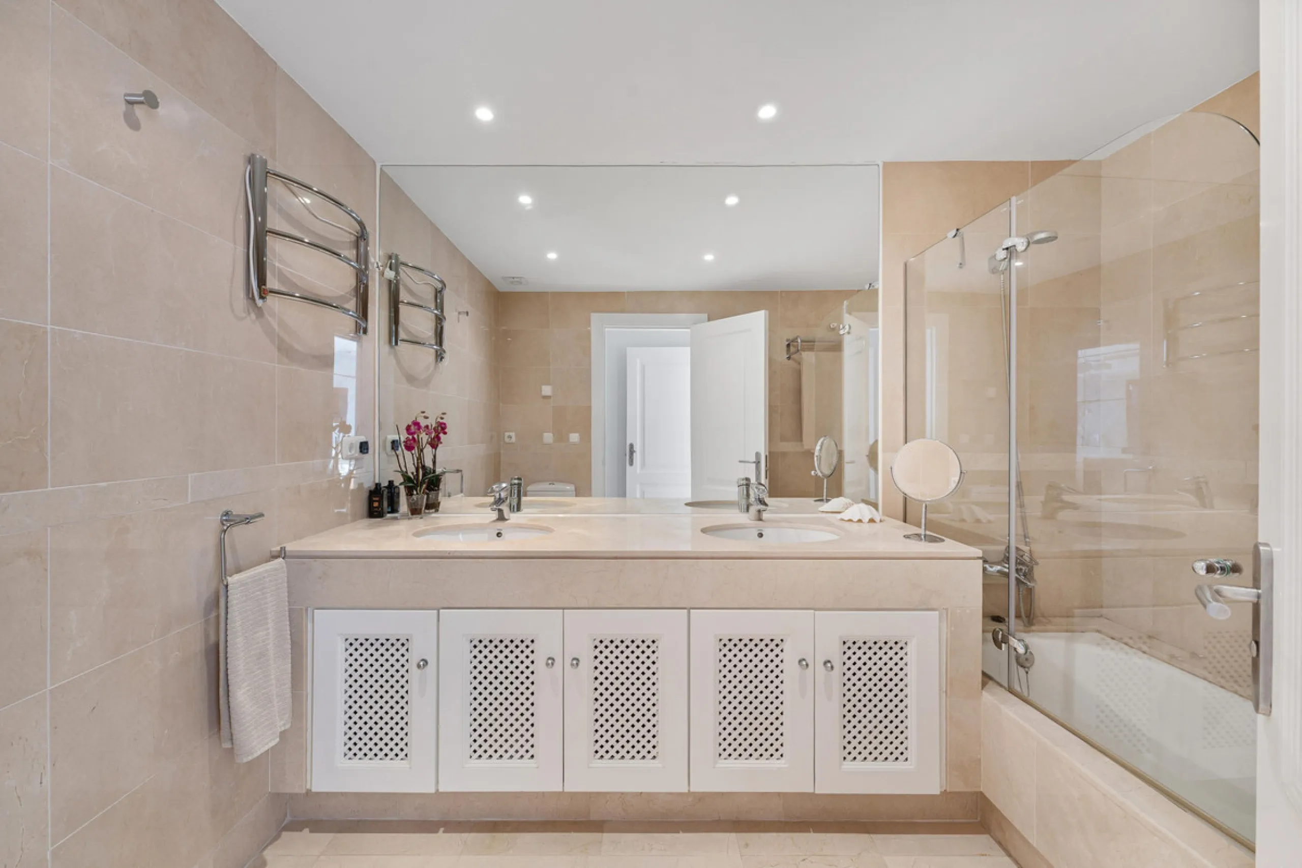 Experience elevated living in this stunning duplex penthouse located in the heart of Aloha, Marbella — one of Nueva Andalucía's most desirable neighborhoods. Spanning 320 m² across two spacious floors, this home blends contemporary elegance with exception