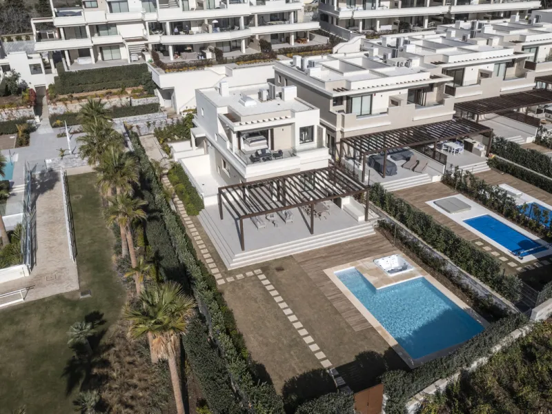 *** Spectacular Luxury Detached Villa on The New Golden Mile, Estepona *** Corner: Maximum Privacy *** 5 Bedrooms and 4 Bathrooms *** Spacious Terraces *** Private Garden with Jacuzzi and Swimming Pool *** BAsement with Windows and Bathroom *** Beachfront