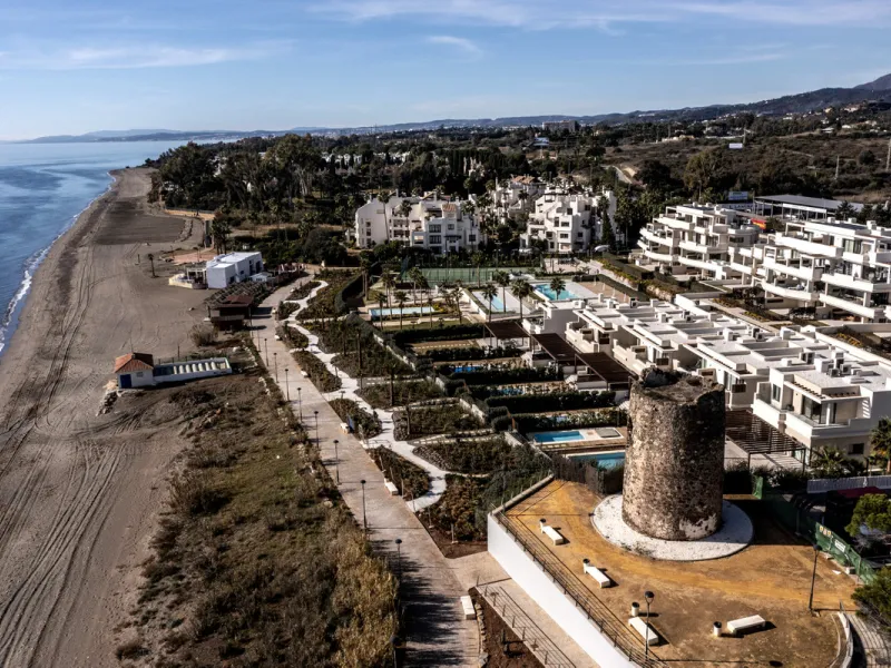 *** Spectacular Luxury Detached Villa on The New Golden Mile, Estepona *** Corner: Maximum Privacy *** 5 Bedrooms and 4 Bathrooms *** Spacious Terraces *** Private Garden with Jacuzzi and Swimming Pool *** BAsement with Windows and Bathroom *** Beachfront
