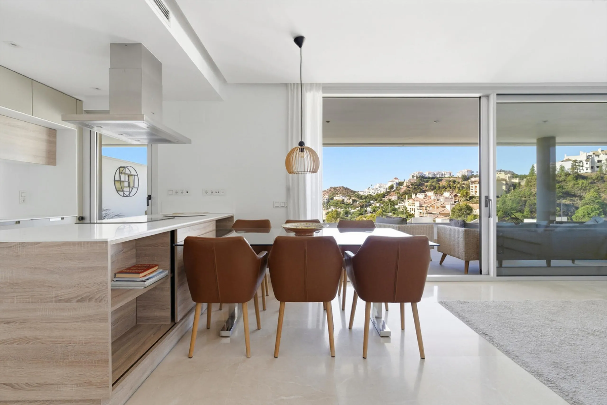 Apartment - Middle Floor Apartment в продаже в Benahavís, Málaga. В доме 3 спален и 2 ванных комнат. Площадь дома 159 м²