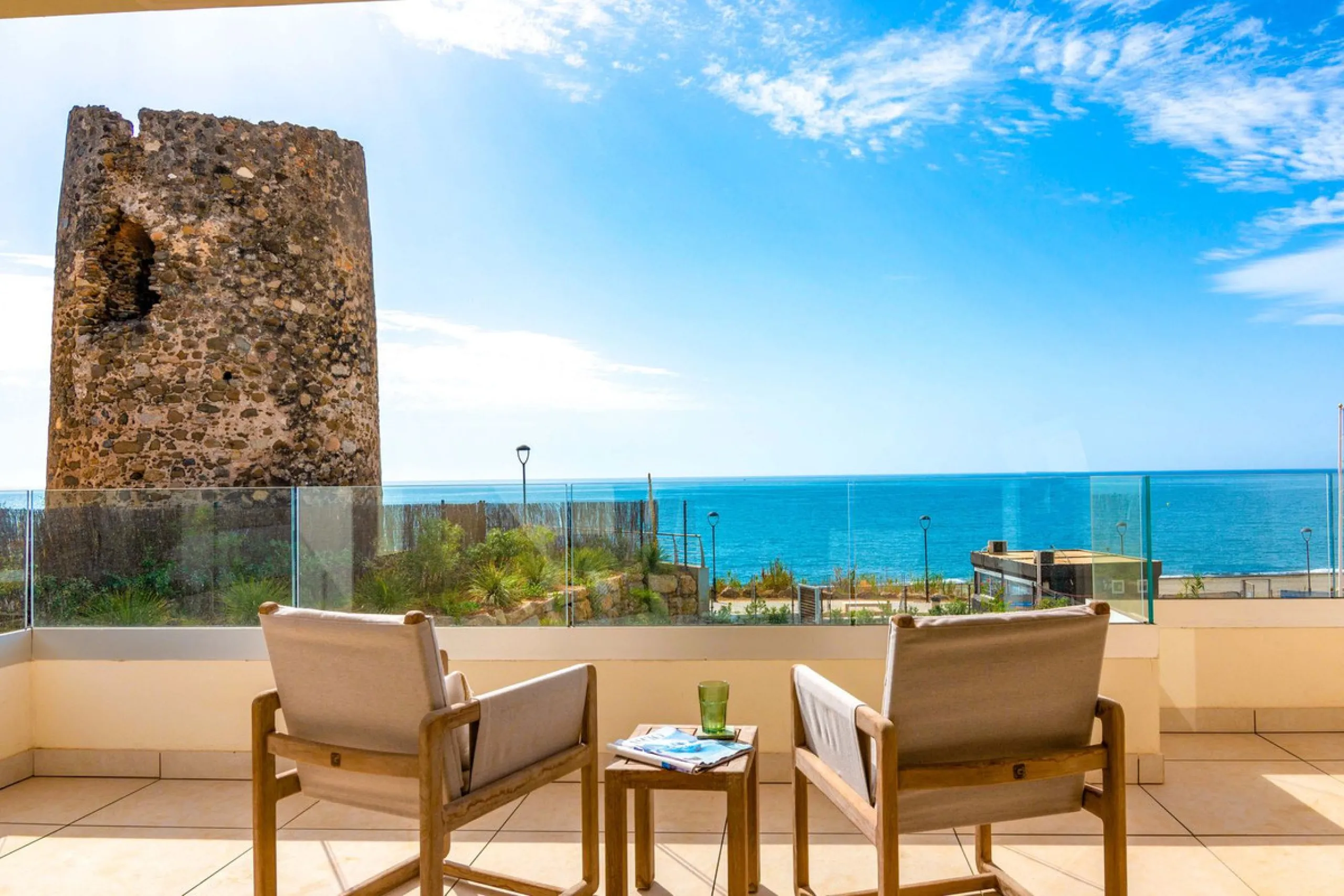 *** Spectacular Luxury Detached Villa on The New Golden Mile, Estepona *** Corner: Maximum Privacy *** 5 Bedrooms and 4 Bathrooms *** Spacious Terraces *** Private Garden with Jacuzzi and Swimming Pool *** BAsement with Windows and Bathroom *** Beachfront
