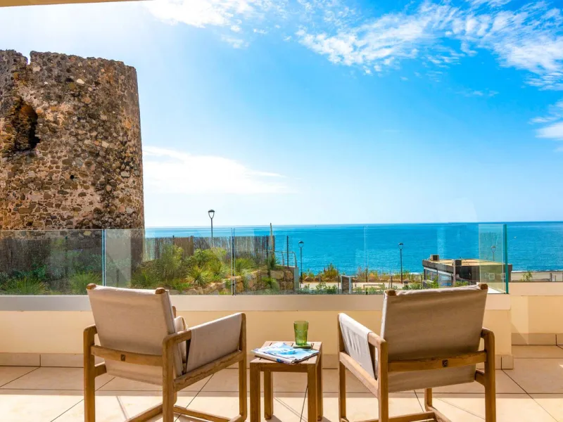 *** Spectacular Luxury Detached Villa on The New Golden Mile, Estepona *** Corner: Maximum Privacy *** 5 Bedrooms and 4 Bathrooms *** Spacious Terraces *** Private Garden with Jacuzzi and Swimming Pool *** BAsement with Windows and Bathroom *** Beachfront