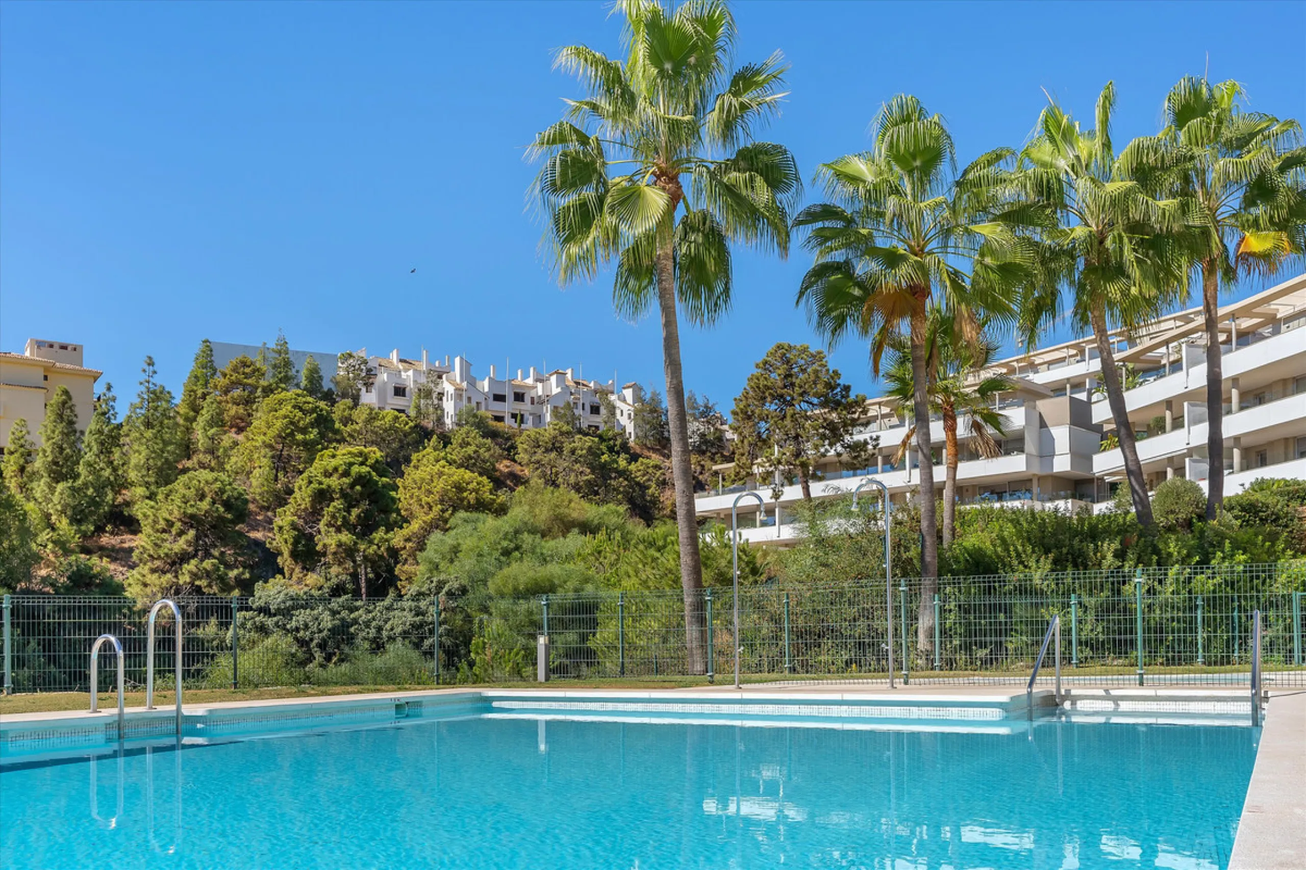 Apartment - Middle Floor Apartment в продаже в Benahavís, Málaga. В доме 3 спален и 2 ванных комнат. Площадь дома 159 м²