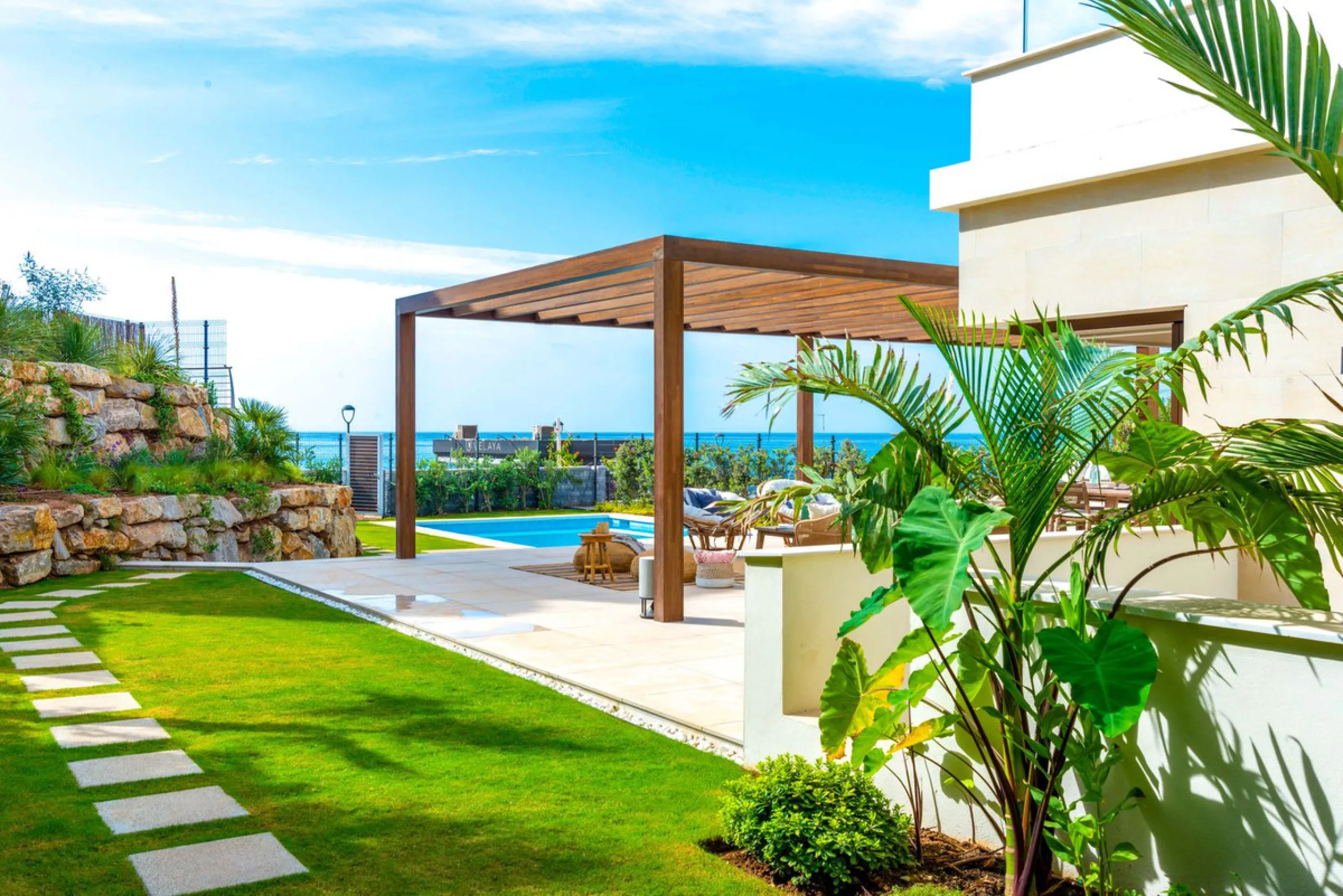 *** Spectacular Luxury Detached Villa on The New Golden Mile, Estepona *** Corner: Maximum Privacy *** 5 Bedrooms and 4 Bathrooms *** Spacious Terraces *** Private Garden with Jacuzzi and Swimming Pool *** BAsement with Windows and Bathroom *** Beachfront