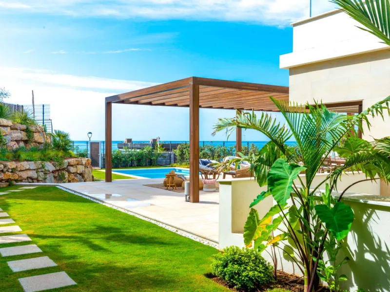 *** Spectacular Luxury Detached Villa on The New Golden Mile, Estepona *** Corner: Maximum Privacy *** 5 Bedrooms and 4 Bathrooms *** Spacious Terraces *** Private Garden with Jacuzzi and Swimming Pool *** BAsement with Windows and Bathroom *** Beachfront