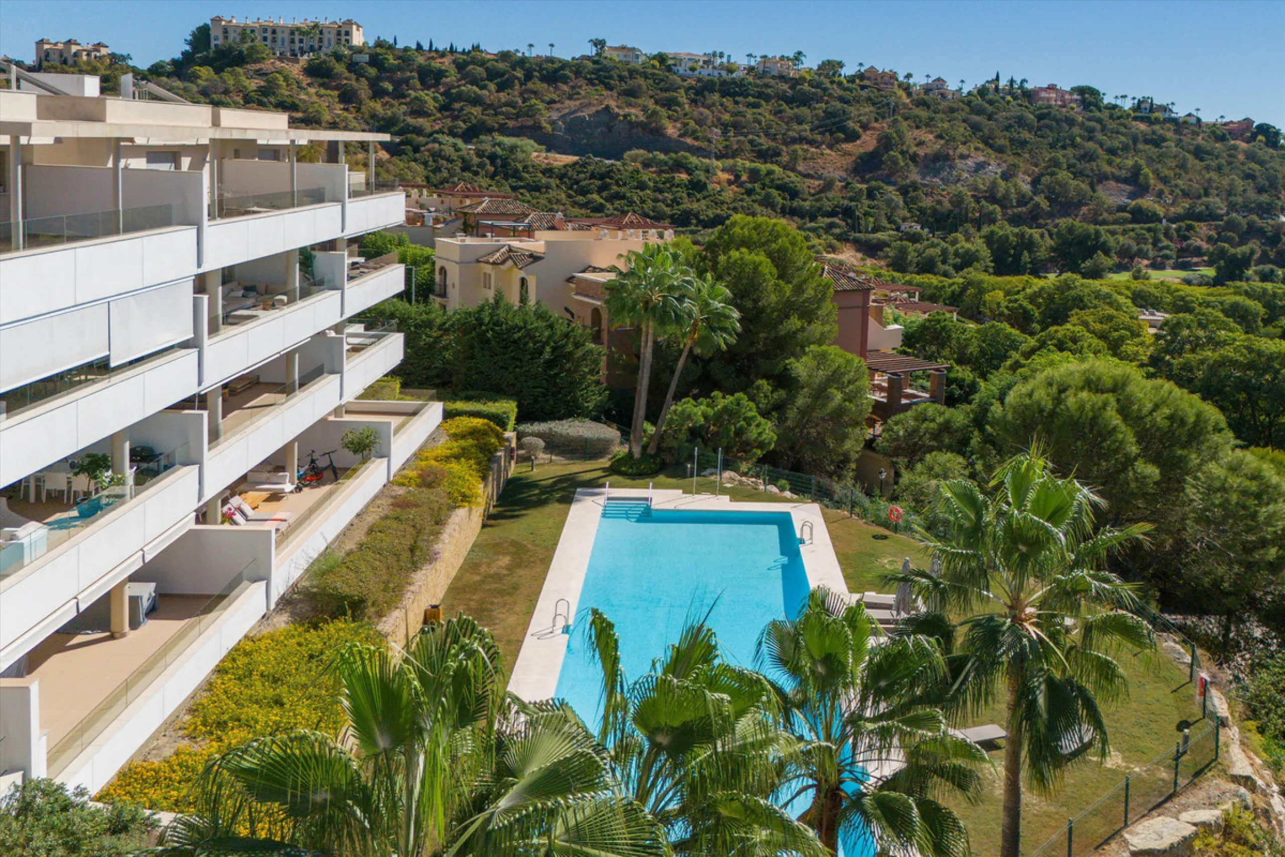 Apartment - Middle Floor Apartment в продаже в Benahavís, Málaga. В доме 3 спален и 2 ванных комнат. Площадь дома 159 м²