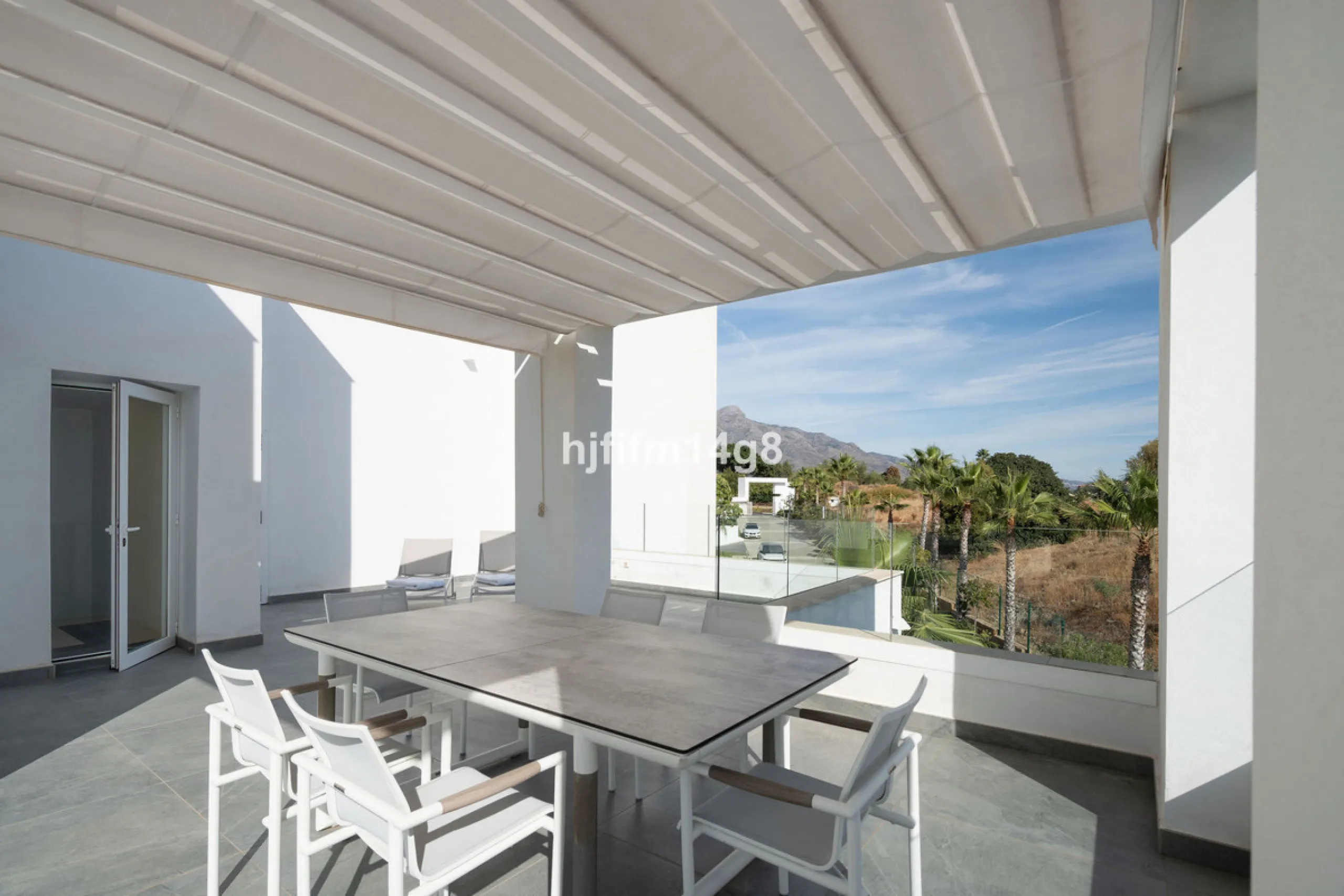 Discover one of the finest properties in Le Caprice, an exclusive and sought-after urbanisation in La Quinta, Benahavís. This stunning duplex penthouse offers an exceptional combination of contemporary design, comfort, and breathtaking views of the Medite
