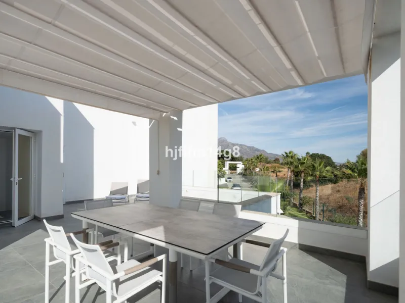 Discover one of the finest properties in Le Caprice, an exclusive and sought-after urbanisation in La Quinta, Benahavís. This stunning duplex penthouse offers an exceptional combination of contemporary design, comfort, and breathtaking views of the Medite