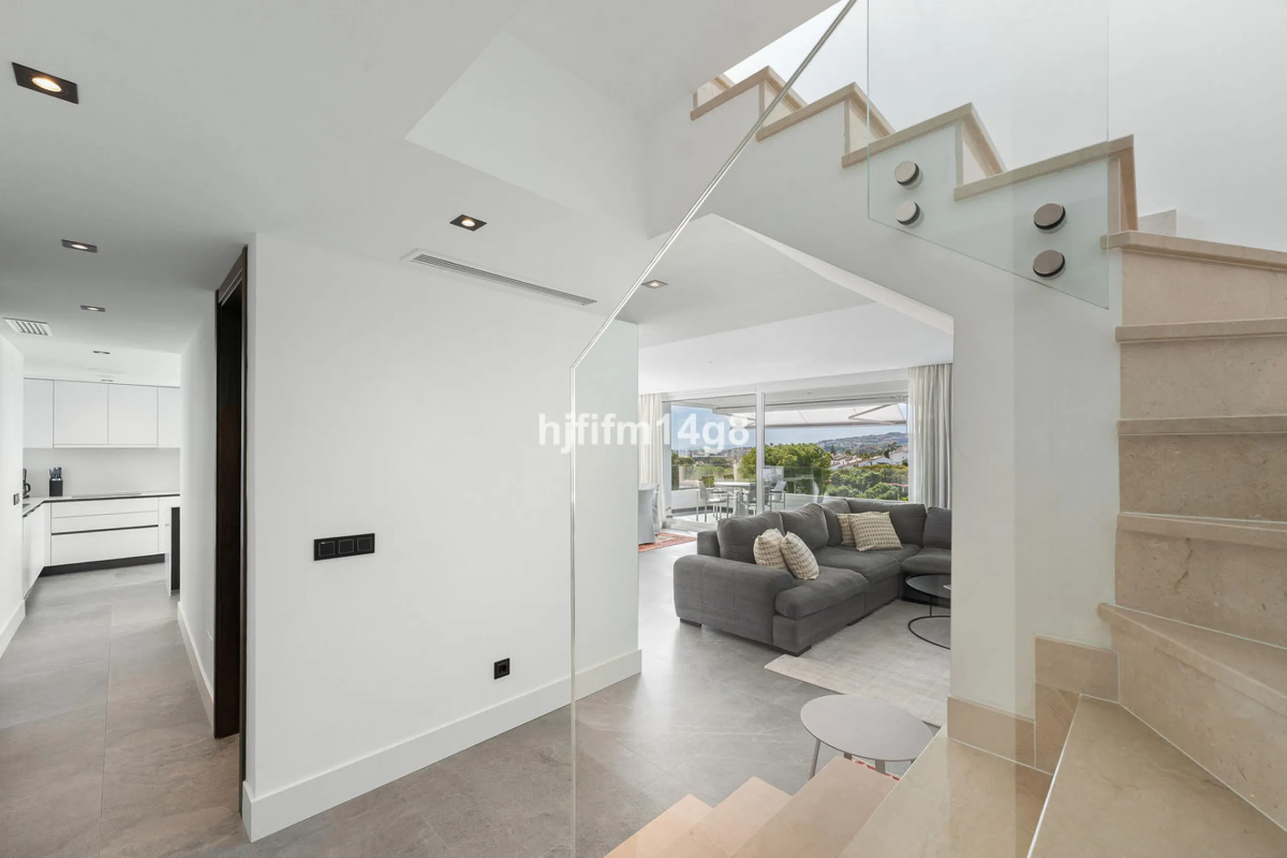 Discover one of the finest properties in Le Caprice, an exclusive and sought-after urbanisation in La Quinta, Benahavís. This stunning duplex penthouse offers an exceptional combination of contemporary design, comfort, and breathtaking views of the Medite
