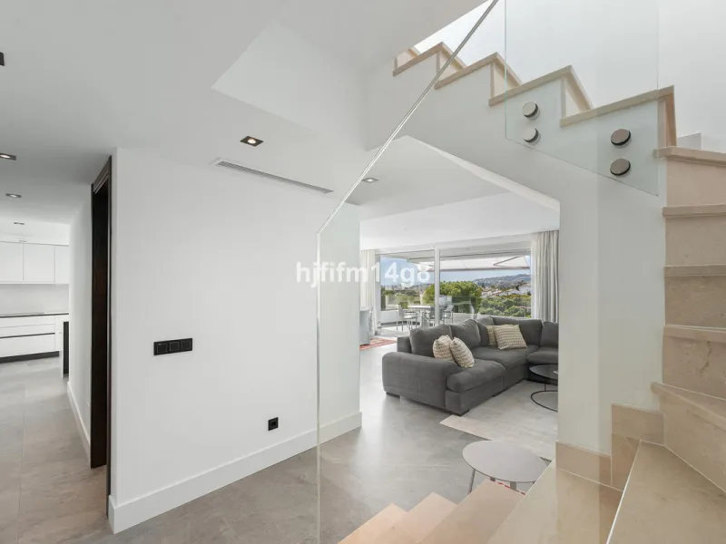 Discover one of the finest properties in Le Caprice, an exclusive and sought-after urbanisation in La Quinta, Benahavís. This stunning duplex penthouse offers an exceptional combination of contemporary design, comfort, and breathtaking views of the Medite