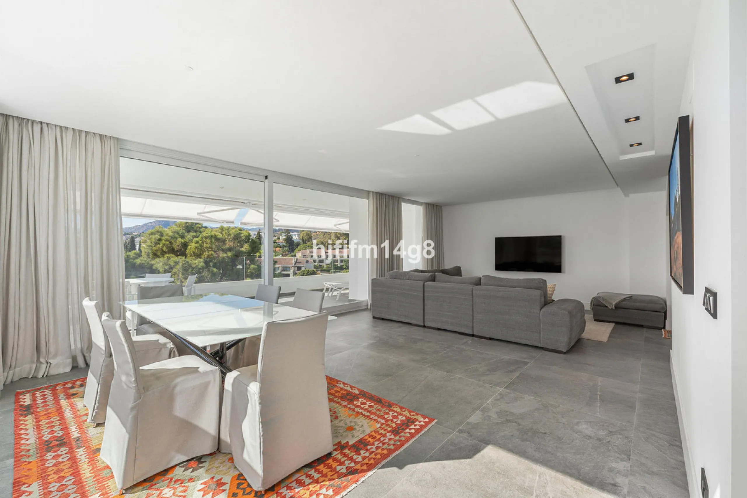 Discover one of the finest properties in Le Caprice, an exclusive and sought-after urbanisation in La Quinta, Benahavís. This stunning duplex penthouse offers an exceptional combination of contemporary design, comfort, and breathtaking views of the Medite