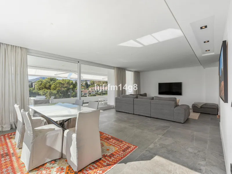Discover one of the finest properties in Le Caprice, an exclusive and sought-after urbanisation in La Quinta, Benahavís. This stunning duplex penthouse offers an exceptional combination of contemporary design, comfort, and breathtaking views of the Medite