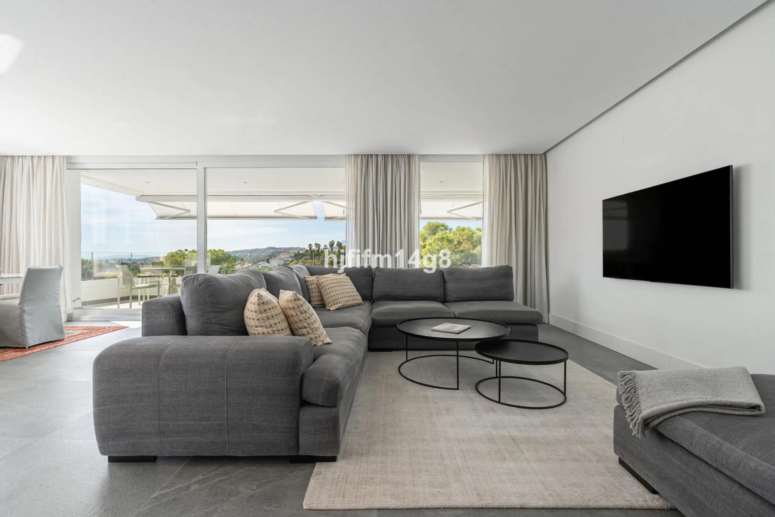 Discover one of the finest properties in Le Caprice, an exclusive and sought-after urbanisation in La Quinta, Benahavís. This stunning duplex penthouse offers an exceptional combination of contemporary design, comfort, and breathtaking views of the Medite
