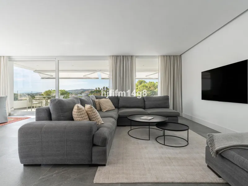 Discover one of the finest properties in Le Caprice, an exclusive and sought-after urbanisation in La Quinta, Benahavís. This stunning duplex penthouse offers an exceptional combination of contemporary design, comfort, and breathtaking views of the Medite