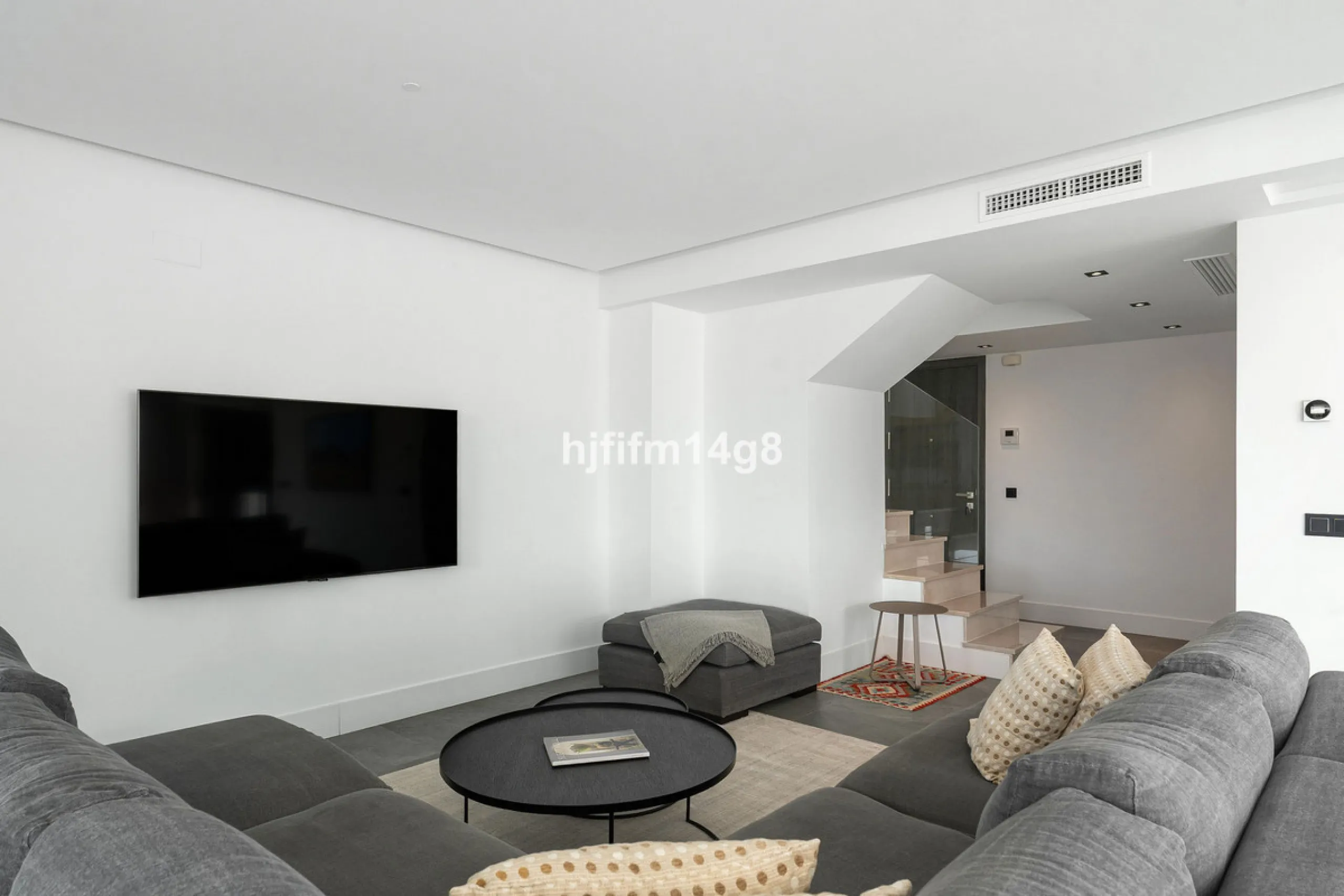 Discover one of the finest properties in Le Caprice, an exclusive and sought-after urbanisation in La Quinta, Benahavís. This stunning duplex penthouse offers an exceptional combination of contemporary design, comfort, and breathtaking views of the Medite