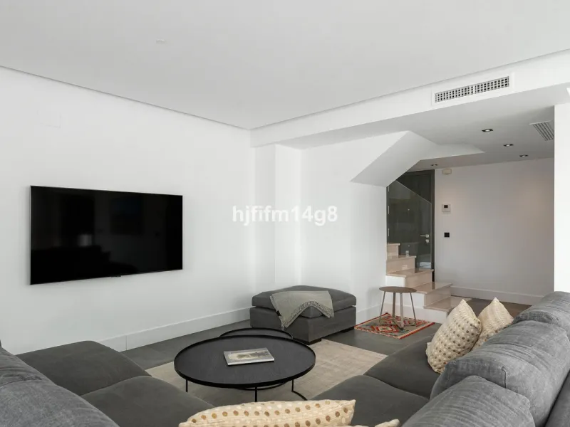 Discover one of the finest properties in Le Caprice, an exclusive and sought-after urbanisation in La Quinta, Benahavís. This stunning duplex penthouse offers an exceptional combination of contemporary design, comfort, and breathtaking views of the Medite
