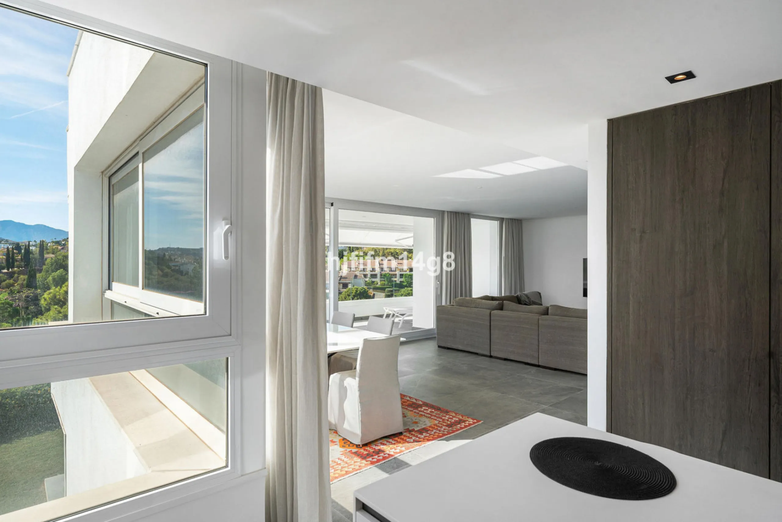 Discover one of the finest properties in Le Caprice, an exclusive and sought-after urbanisation in La Quinta, Benahavís. This stunning duplex penthouse offers an exceptional combination of contemporary design, comfort, and breathtaking views of the Medite
