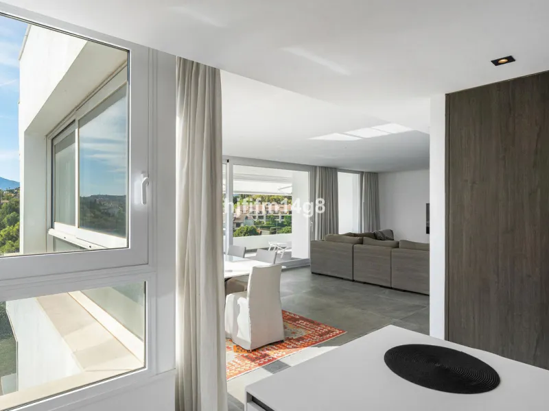 Discover one of the finest properties in Le Caprice, an exclusive and sought-after urbanisation in La Quinta, Benahavís. This stunning duplex penthouse offers an exceptional combination of contemporary design, comfort, and breathtaking views of the Medite