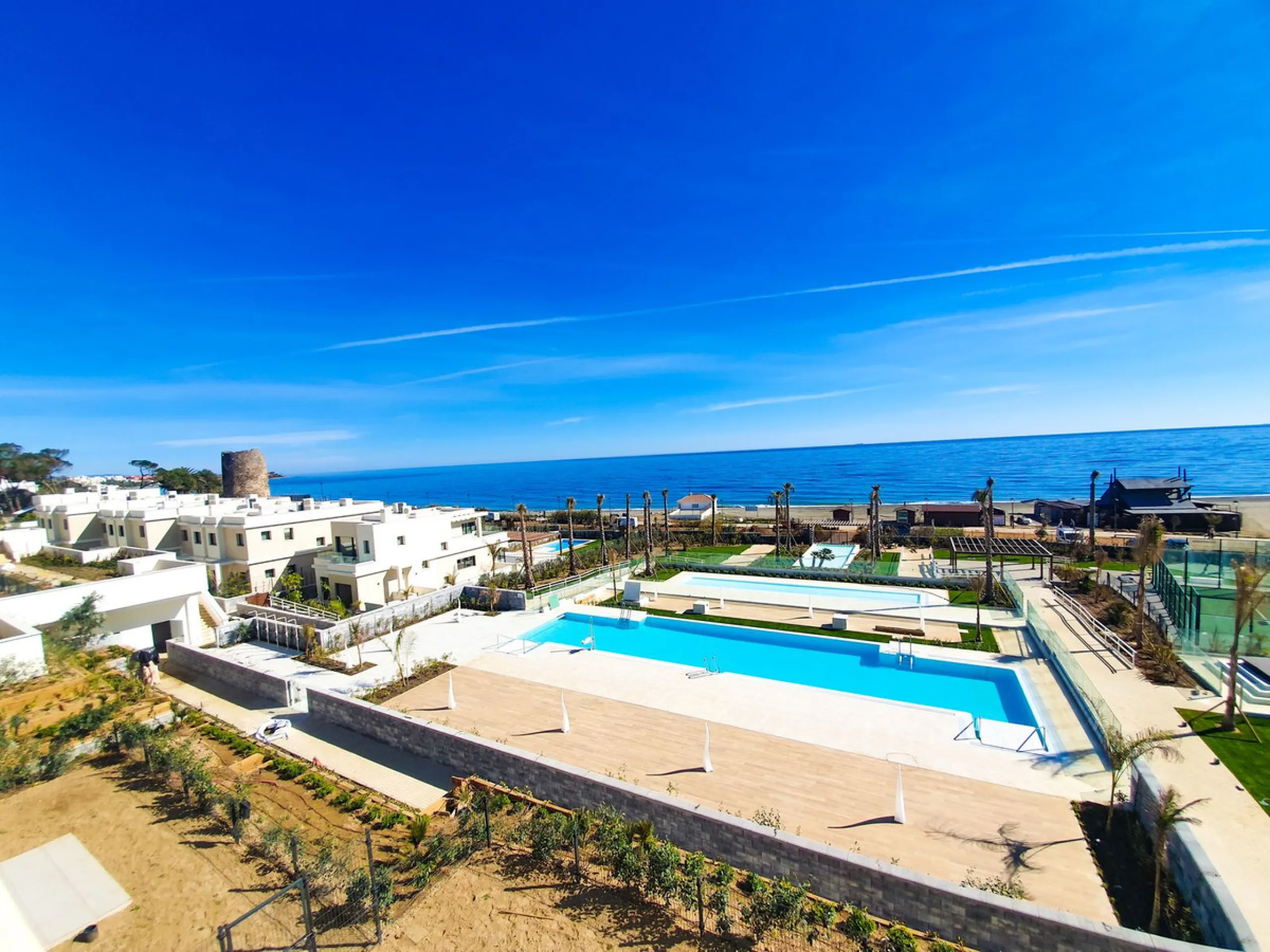 *** Spectacular Luxury Detached Villa on The New Golden Mile, Estepona *** Corner: Maximum Privacy *** 5 Bedrooms and 4 Bathrooms *** Spacious Terraces *** Private Garden with Jacuzzi and Swimming Pool *** BAsement with Windows and Bathroom *** Beachfront