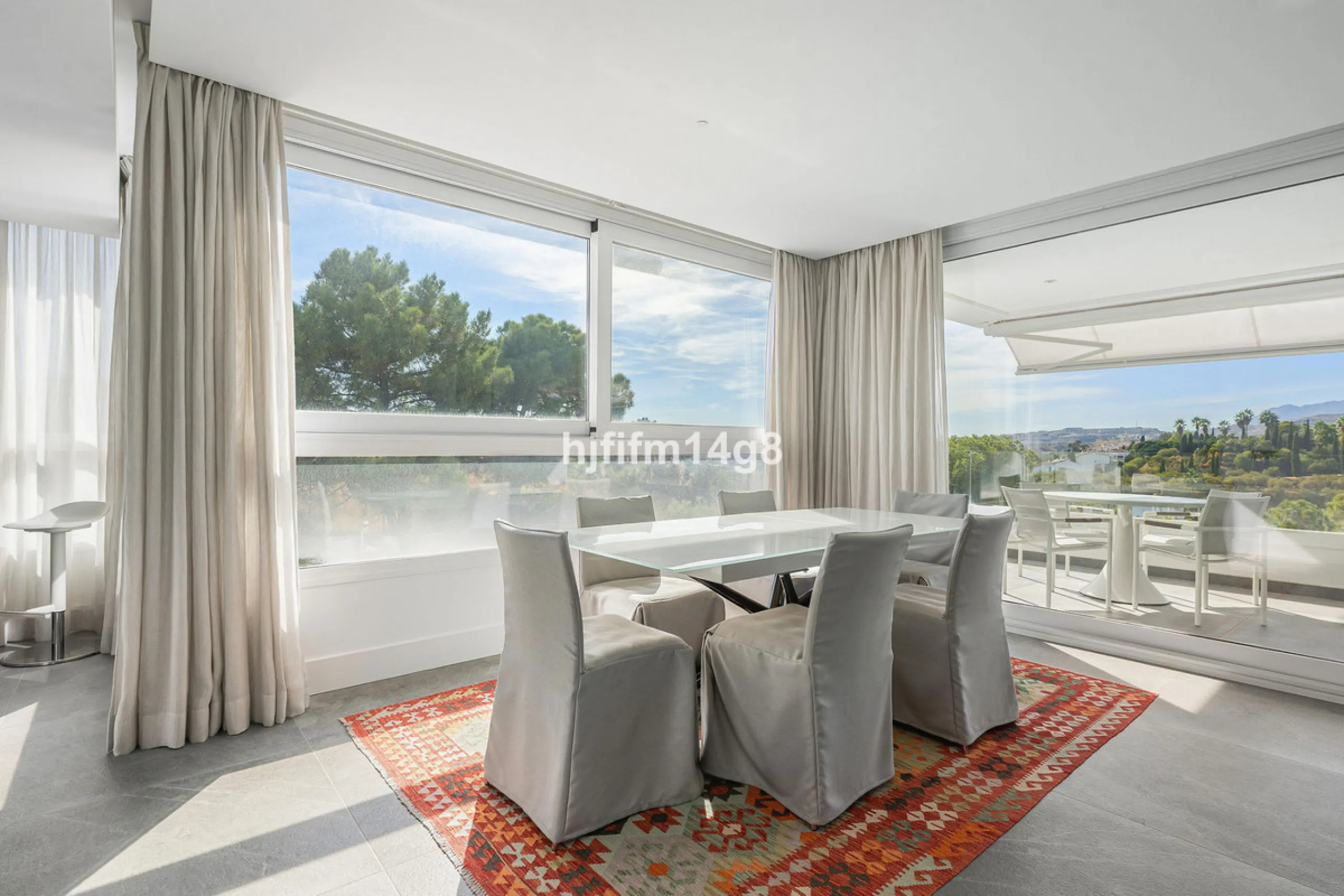 Discover one of the finest properties in Le Caprice, an exclusive and sought-after urbanisation in La Quinta, Benahavís. This stunning duplex penthouse offers an exceptional combination of contemporary design, comfort, and breathtaking views of the Medite