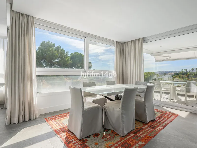 Discover one of the finest properties in Le Caprice, an exclusive and sought-after urbanisation in La Quinta, Benahavís. This stunning duplex penthouse offers an exceptional combination of contemporary design, comfort, and breathtaking views of the Medite