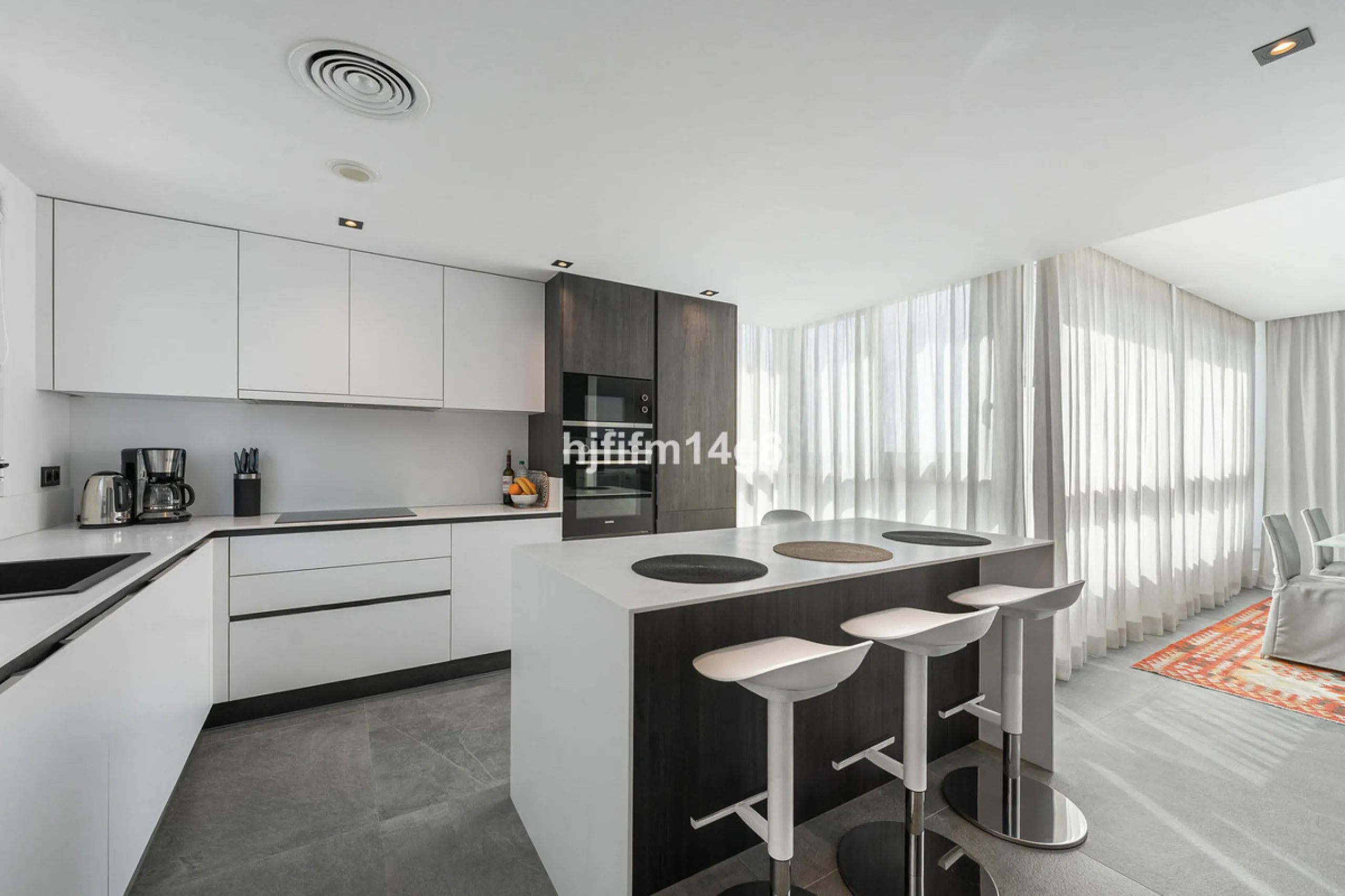 Discover one of the finest properties in Le Caprice, an exclusive and sought-after urbanisation in La Quinta, Benahavís. This stunning duplex penthouse offers an exceptional combination of contemporary design, comfort, and breathtaking views of the Medite