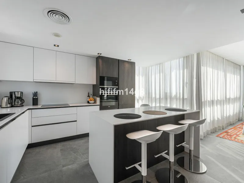 Discover one of the finest properties in Le Caprice, an exclusive and sought-after urbanisation in La Quinta, Benahavís. This stunning duplex penthouse offers an exceptional combination of contemporary design, comfort, and breathtaking views of the Medite
