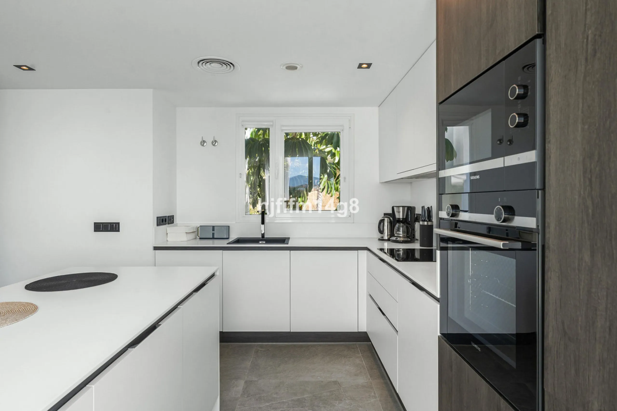 Discover one of the finest properties in Le Caprice, an exclusive and sought-after urbanisation in La Quinta, Benahavís. This stunning duplex penthouse offers an exceptional combination of contemporary design, comfort, and breathtaking views of the Medite