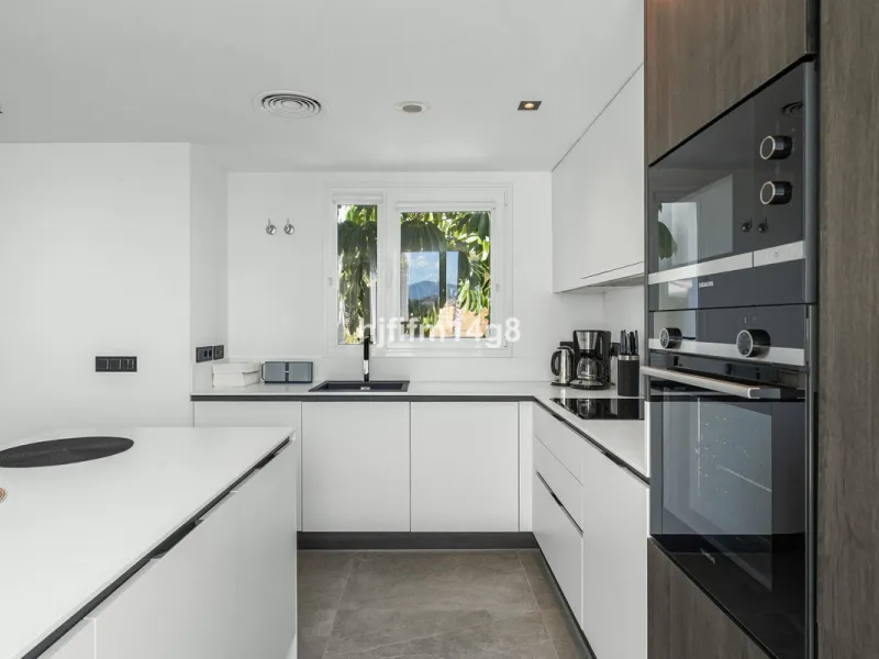 Discover one of the finest properties in Le Caprice, an exclusive and sought-after urbanisation in La Quinta, Benahavís. This stunning duplex penthouse offers an exceptional combination of contemporary design, comfort, and breathtaking views of the Medite