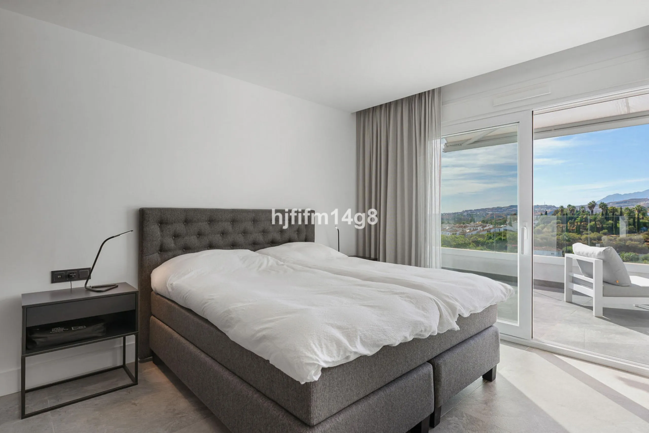 Discover one of the finest properties in Le Caprice, an exclusive and sought-after urbanisation in La Quinta, Benahavís. This stunning duplex penthouse offers an exceptional combination of contemporary design, comfort, and breathtaking views of the Medite