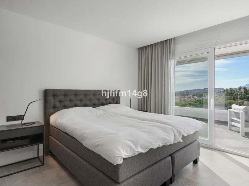 Discover one of the finest properties in Le Caprice, an exclusive and sought-after urbanisation in La Quinta, Benahavís. This stunning duplex penthouse offers an exceptional combination of contemporary design, comfort, and breathtaking views of the Medite