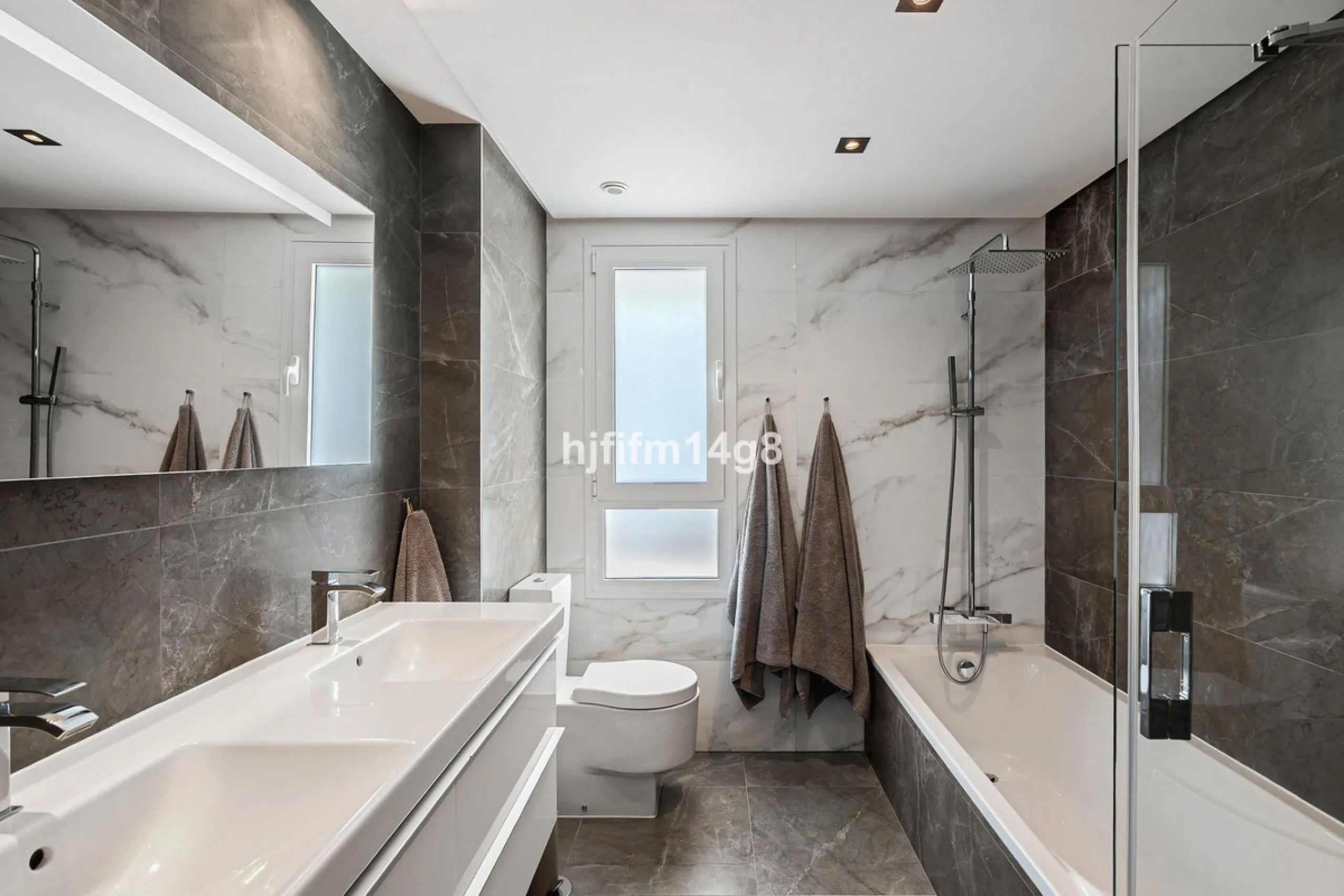 Discover one of the finest properties in Le Caprice, an exclusive and sought-after urbanisation in La Quinta, Benahavís. This stunning duplex penthouse offers an exceptional combination of contemporary design, comfort, and breathtaking views of the Medite