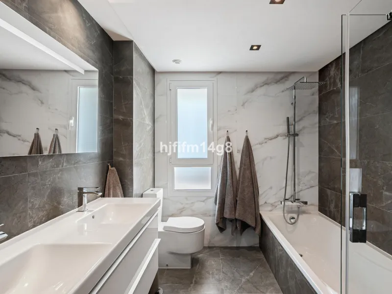 Discover one of the finest properties in Le Caprice, an exclusive and sought-after urbanisation in La Quinta, Benahavís. This stunning duplex penthouse offers an exceptional combination of contemporary design, comfort, and breathtaking views of the Medite