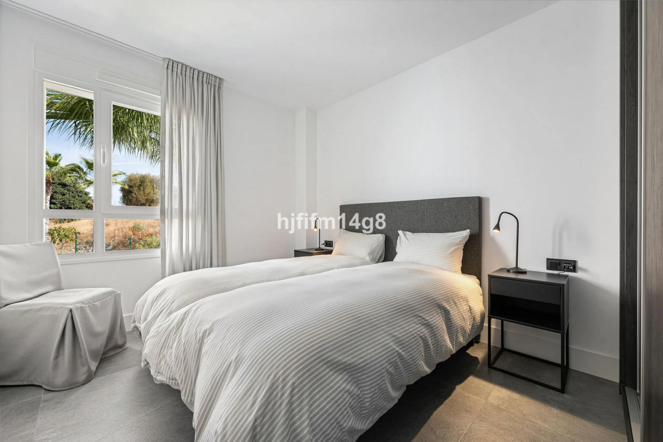 Discover one of the finest properties in Le Caprice, an exclusive and sought-after urbanisation in La Quinta, Benahavís. This stunning duplex penthouse offers an exceptional combination of contemporary design, comfort, and breathtaking views of the Medite