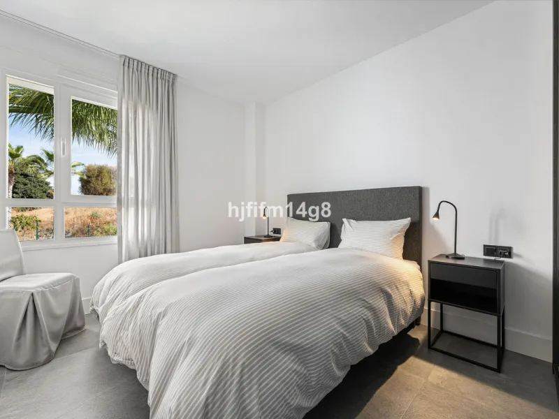 Discover one of the finest properties in Le Caprice, an exclusive and sought-after urbanisation in La Quinta, Benahavís. This stunning duplex penthouse offers an exceptional combination of contemporary design, comfort, and breathtaking views of the Medite